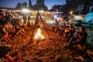 Soirée à la ferme de Billy Billy, autour du feu de camp