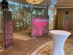 Plateau télé Revents installé pour une convention digitale