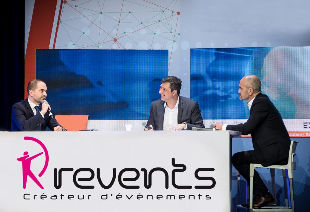 Plateau télé studio avec présentateur et intervenants